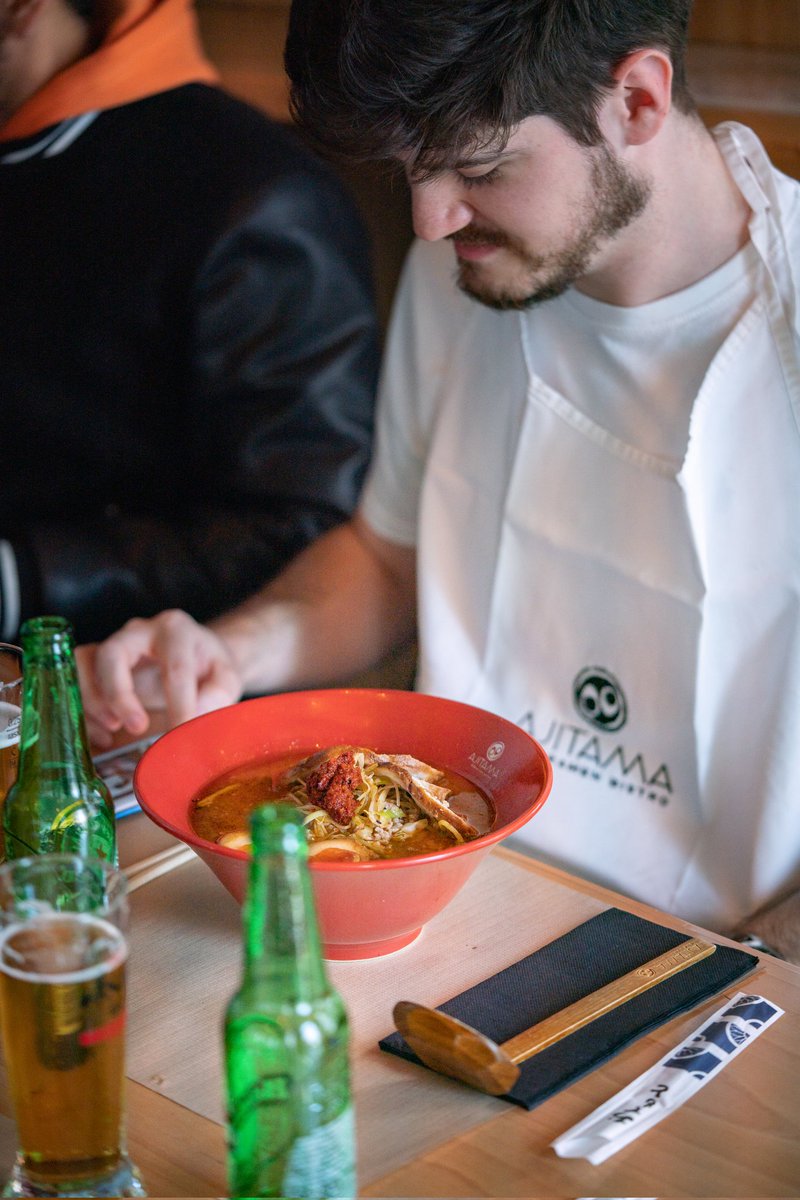 ajitamapt's tweet photo. Slurp mode: ON!
🍜😎
Peçam o “babete” Ajitama e desfrutem da vossa taça de Ramen sem preocupações! 😉
#Slurp #GoodVibes #Ramen #Umami #Japanesefood #CraftRamen #RamenUnderDogs #LisbonRestaurants #Ajitamapt https://t.co/WDU4gMZ6PI