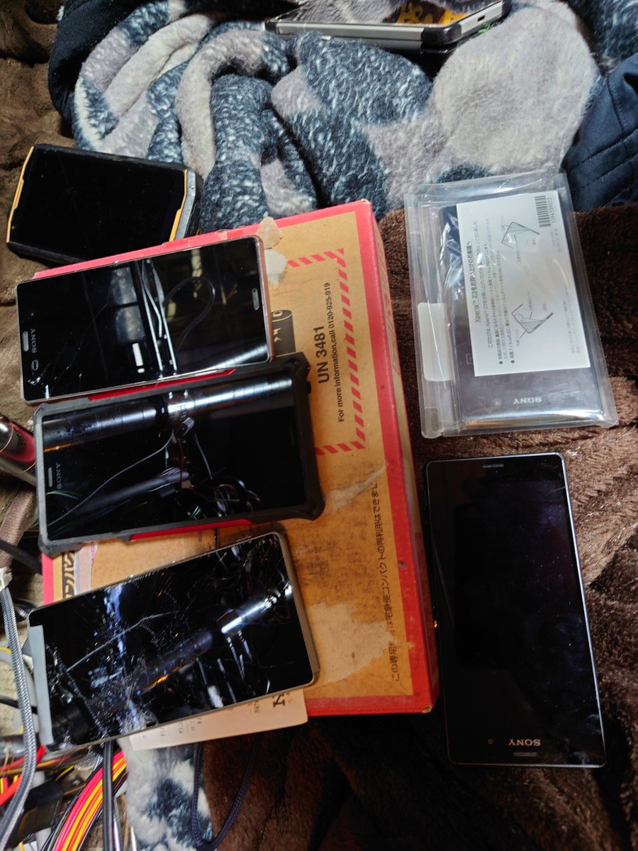 ugambow's tweet photo. もうすぐ停波か。
最期を見届けないとな。
契約上は今も残っているSOL26やD6633・仕事の出先で落として無くした筈の401SOを久々に引っ張り出してみたが、401SO以外にD6633も見当たらない希ガス
#au3g #さよならau3g #cdma2000 #cdma1x #cdma_1x_win #au停波 #au3g停波 #cdma停波 #cdma_1x_win停波 https://t.co/8RB4udDMJ7