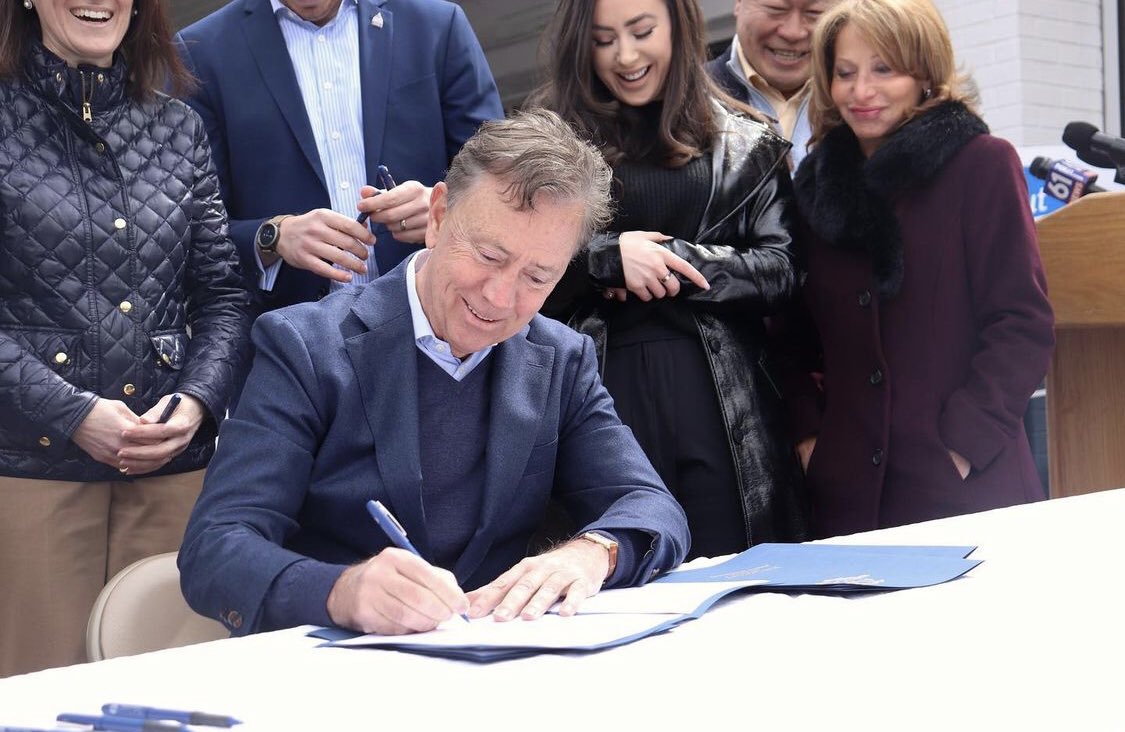 ScottDolch's tweet photo. Thank you @GovNedLamont and all of our legislators for helping to pass Expanded Outdoor Dining in CT for another 13 months! Outdoor Dining has saved thousands of restaurants over the past two years and this extension will continue to help our industry as we begin our recovery! https://t.co/o1YDqJ2zPO