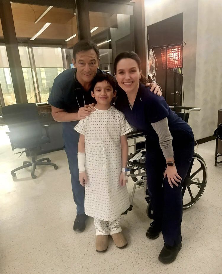 goodsambra's tweet photo. 📸 Ian Ho, ator convidado do episódio de ontem à noite com o cast no set de #GoodSamCBS 💙 https://t.co/BjuFMR9tVi