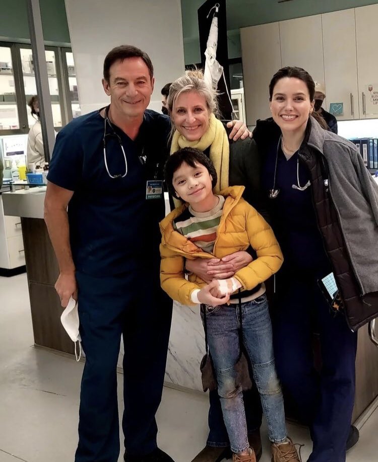 goodsambra's tweet photo. 📸 Ian Ho, ator convidado do episódio de ontem à noite com o cast no set de #GoodSamCBS 💙 https://t.co/BjuFMR9tVi