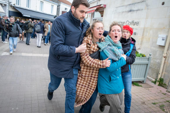 LIVE #Presidentielle2022 |

Trois militantes écologistes évacuées de la déambulation d'Emmanuel Macron dans le centre-ville de Fouras, en Charente-Maritime, jeudi 31 mars. 📸 <a href="/coutausse/">JeanClaude Coutausse</a> lemonde.fr/election-presi…