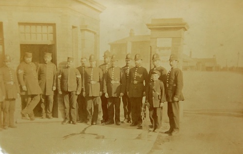Hull_Museums's tweet photo. Ello, ello, ello, what have we here then?
It's a photograph of Hull policemen standing outside the police office on the docks in c.1870-1900. #OldHull #ThrowbackThursday https://t.co/bSnQnXWPzs