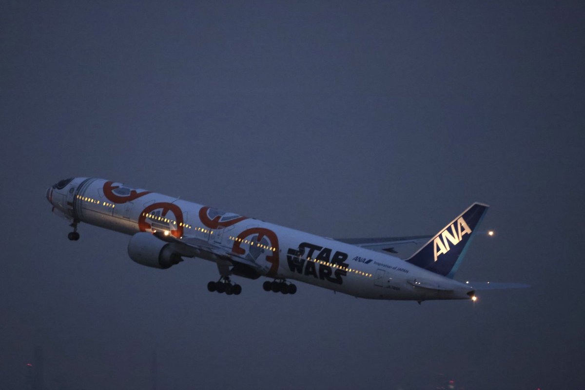SchwaltzWalt's tweet photo. BB-8はMRO Japan でロールアウトした時も撮ってたんで、最後も撮ってあげないとネ…。6年間お疲れさまでございましたっ!🛫😊👍✨ #allnipponairways #全日空 #bb8jet #anastarwarsjet https://t.co/I5QVEyLAb3
