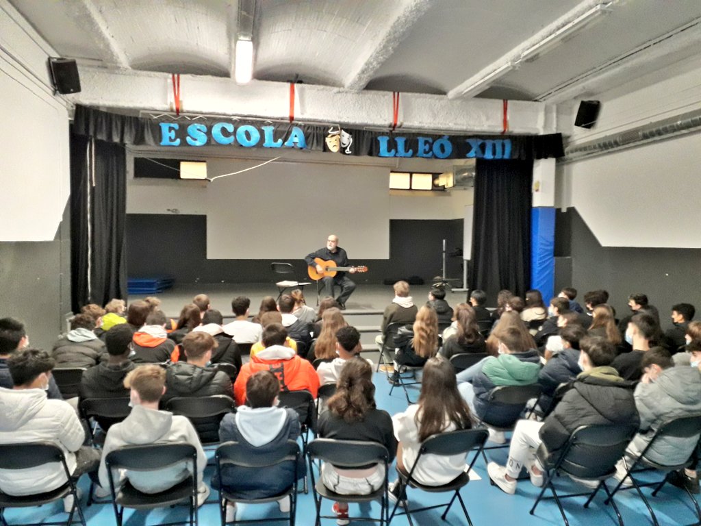 DavidSauriMi's tweet photo. Cantologia de la poesía española

Cantares y romanceros a cargo del juglar y mester Emiliano Valdeolivas @EValdeolivas con los jóvenes lectores de la ESO de @lleoxiii

Fomento y animación a la lectura
@loqueleo_es @SANTILLANA_es 

Entra y descubre 
https://t.co/6tKdqlUged https://t.co/p669rS2aBd