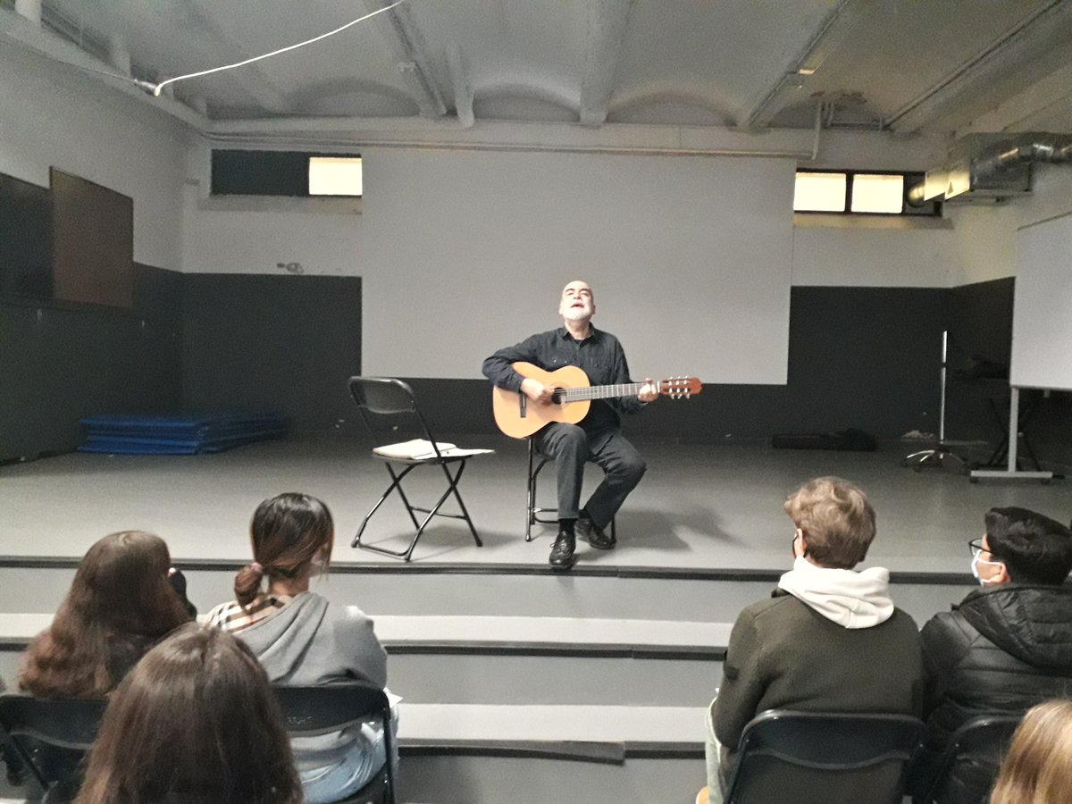 DavidSauriMi's tweet photo. Cantologia de la poesía española

Cantares y romanceros a cargo del juglar y mester Emiliano Valdeolivas @EValdeolivas con los jóvenes lectores de la ESO de @lleoxiii

Fomento y animación a la lectura
@loqueleo_es @SANTILLANA_es 

Entra y descubre 
https://t.co/6tKdqlUged https://t.co/p669rS2aBd