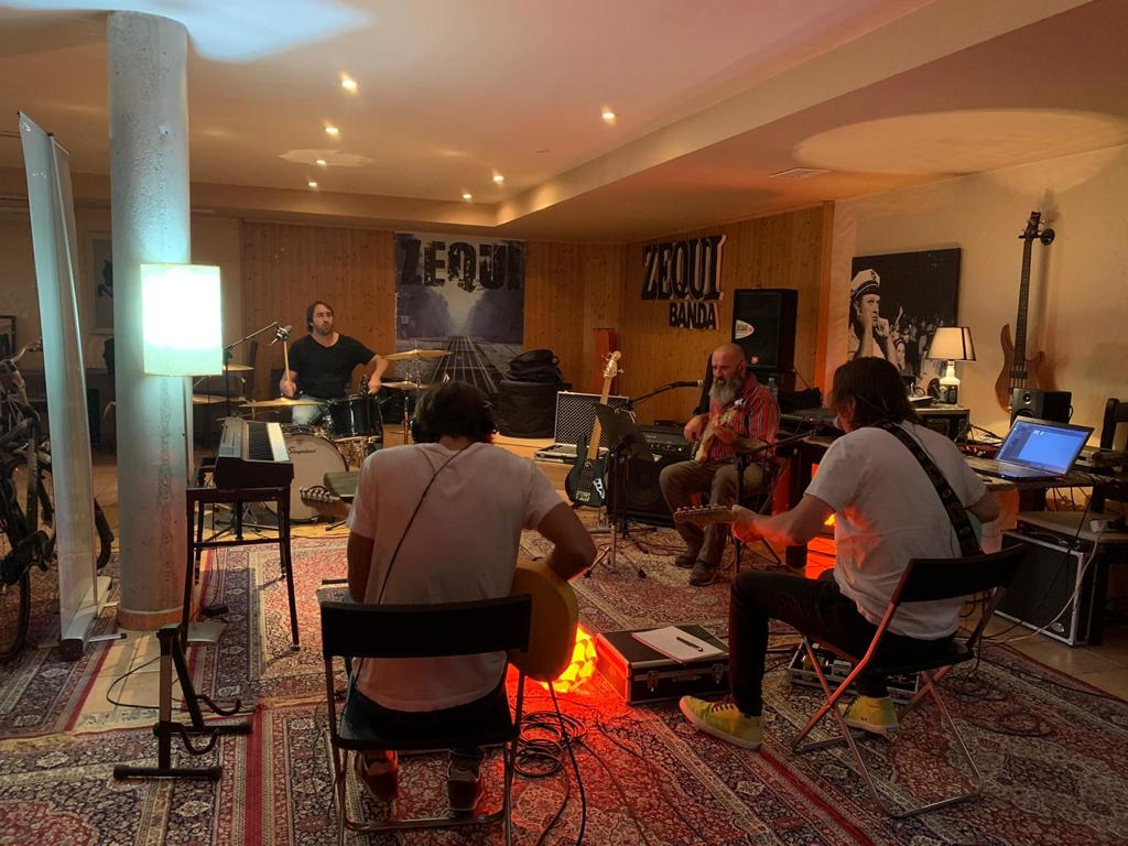 zequiband's tweet photo. 📣Bueno, este viernes 1 de abril anunciamos de qué trata y qué es  eso de #ZEQUINTRUSOS📣

Estad muy atentos que os va a gustar. Algo muy especial para nosotros y de lo que os queremos hacer partícipes 🎸 🎶 

Seguimos!! https://t.co/C9XFeORXB1