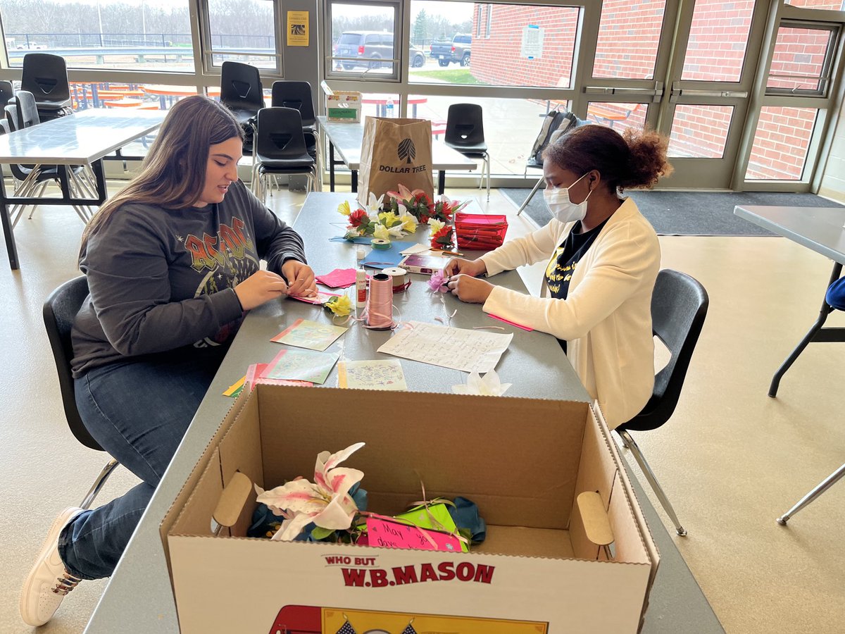msankaran2's tweet photo. So proud of OA Leo’s for making lunch bags for the homeless shelters in Brockton and making Spring cards for another homeless shelter for children. Love your dedication kiddos! ⁦@flanagan_oahs⁩ ⁦@AssistSupEaston⁩ ⁦@SupEaston⁩ ⁦@eastonlions⁩ https://t.co/GIt5tJ644A