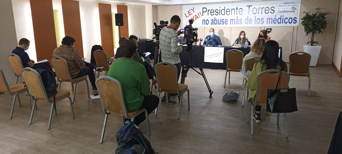 MedicosCanarias's tweet photo. Rueda de prensa de la Mesa de Confluencia de Médicos y Facultativos de área de Canarias, pidiendo soluciones.
@avtorresp @SanidadGobCan
#blastrujillo     #consolidacionya #siexcusas https://t.co/DTROUTlfqa