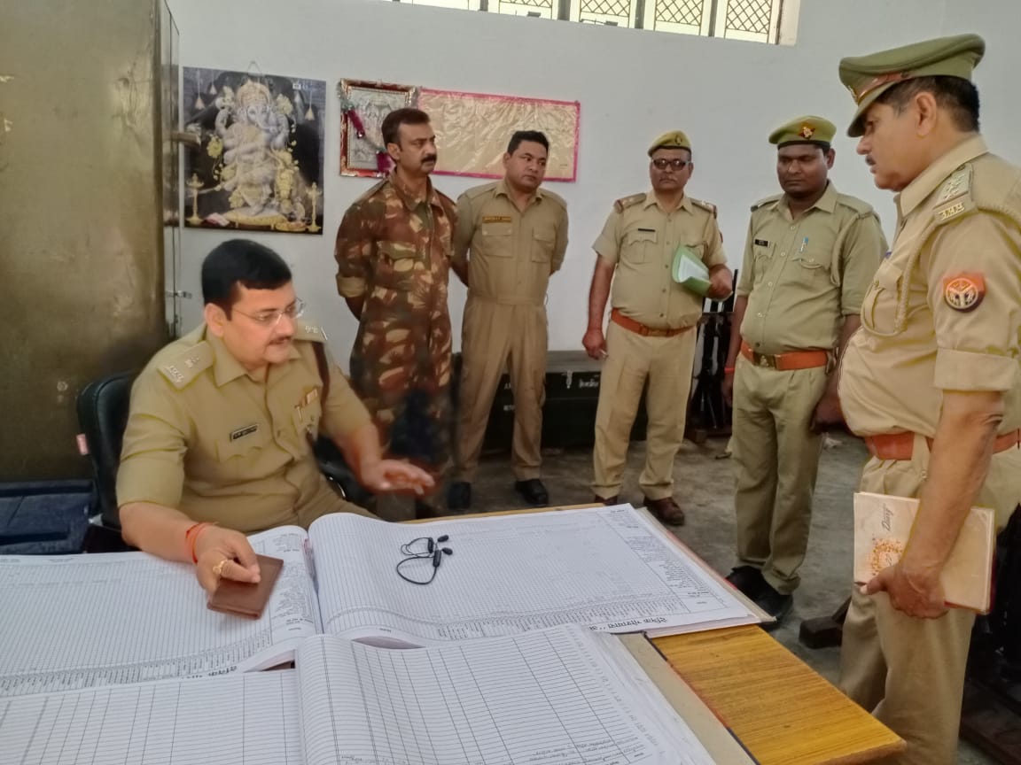 mahobapolice's tweet photo. #ASP_MBA आर0 के0 गौतम द्वारा पुलिस लाइन महोबा का किया गया अर्द्दवार्षिक निरीक्षण।
🔸पुलिस लाइन की विभिन्न शाखाओं, जी0पी0 स्टोर, परिवहन शाखा, शस्त्रागार,आर0 आई0 कार्यालय, निर्माणाधीन बिल्डिंग आदि का निरीक्षण कर साफ-सफाई के सम्बन्ध में संबंधित को आवश्यक निर्देश दिये।
#UPPolice https://t.co/y4sL0NXfAr