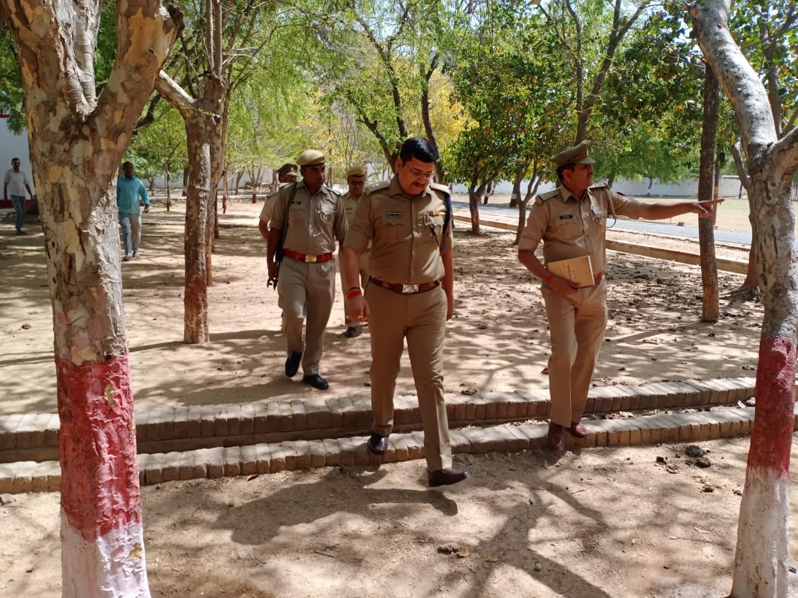 mahobapolice's tweet photo. #ASP_MBA आर0 के0 गौतम द्वारा पुलिस लाइन महोबा का किया गया अर्द्दवार्षिक निरीक्षण।
🔸पुलिस लाइन की विभिन्न शाखाओं, जी0पी0 स्टोर, परिवहन शाखा, शस्त्रागार,आर0 आई0 कार्यालय, निर्माणाधीन बिल्डिंग आदि का निरीक्षण कर साफ-सफाई के सम्बन्ध में संबंधित को आवश्यक निर्देश दिये।
#UPPolice https://t.co/y4sL0NXfAr