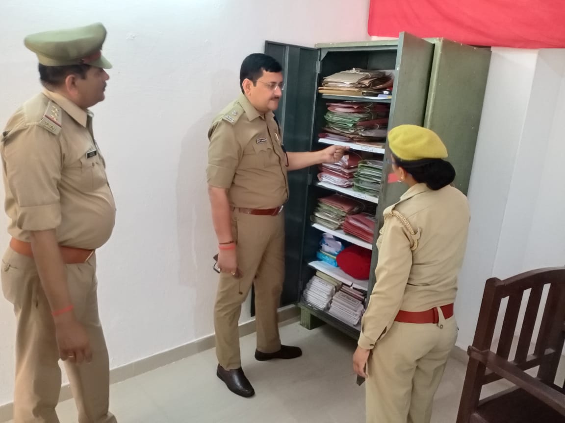 mahobapolice's tweet photo. #ASP_MBA आर0 के0 गौतम द्वारा पुलिस लाइन महोबा का किया गया अर्द्दवार्षिक निरीक्षण।
🔸पुलिस लाइन की विभिन्न शाखाओं, जी0पी0 स्टोर, परिवहन शाखा, शस्त्रागार,आर0 आई0 कार्यालय, निर्माणाधीन बिल्डिंग आदि का निरीक्षण कर साफ-सफाई के सम्बन्ध में संबंधित को आवश्यक निर्देश दिये।
#UPPolice https://t.co/y4sL0NXfAr