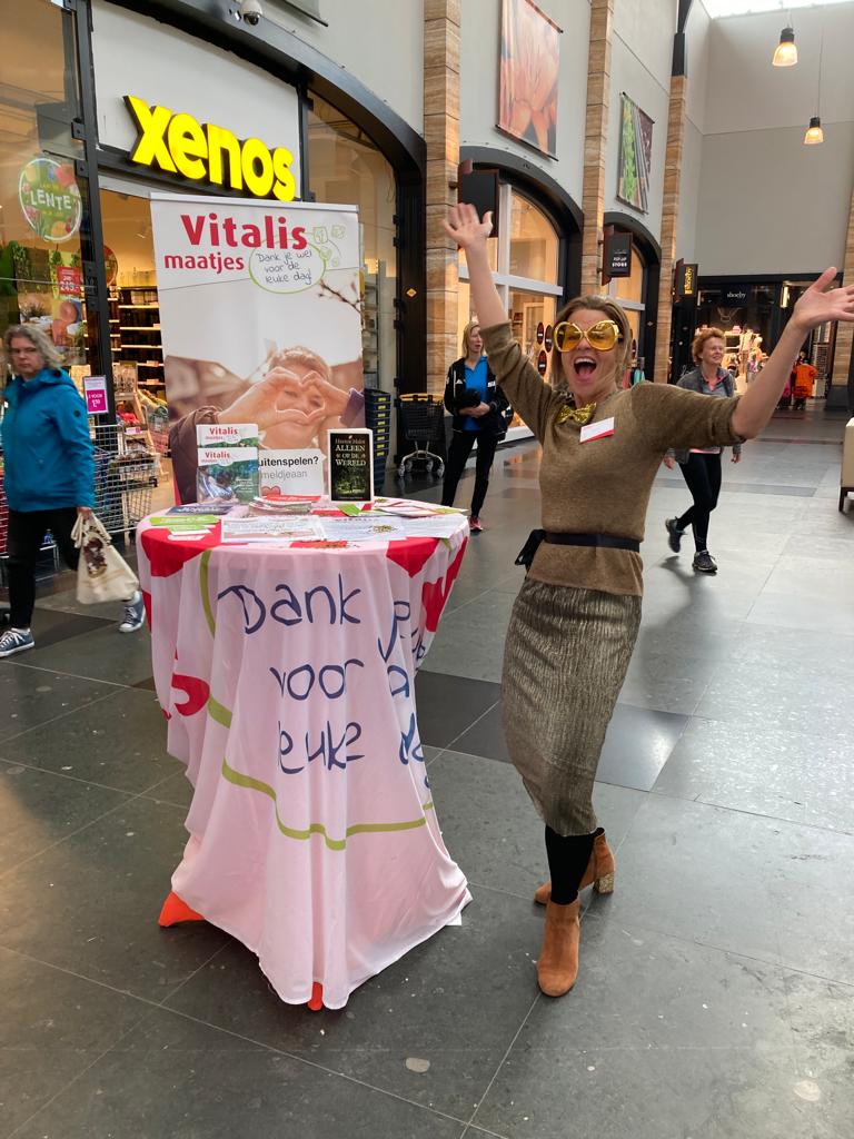 'Onze' Judith gisteren, wél helemaal GOUD aanwezig, op de vrijwilligersmarkt in <a href="/GemWestland/">Gemeente Westland</a>  georganiseerd door <a href="/vitiswelzijn/">Vitis Welzijn</a> !
#Vitalis voor maatjes voor kinderen 5-18 jaar.