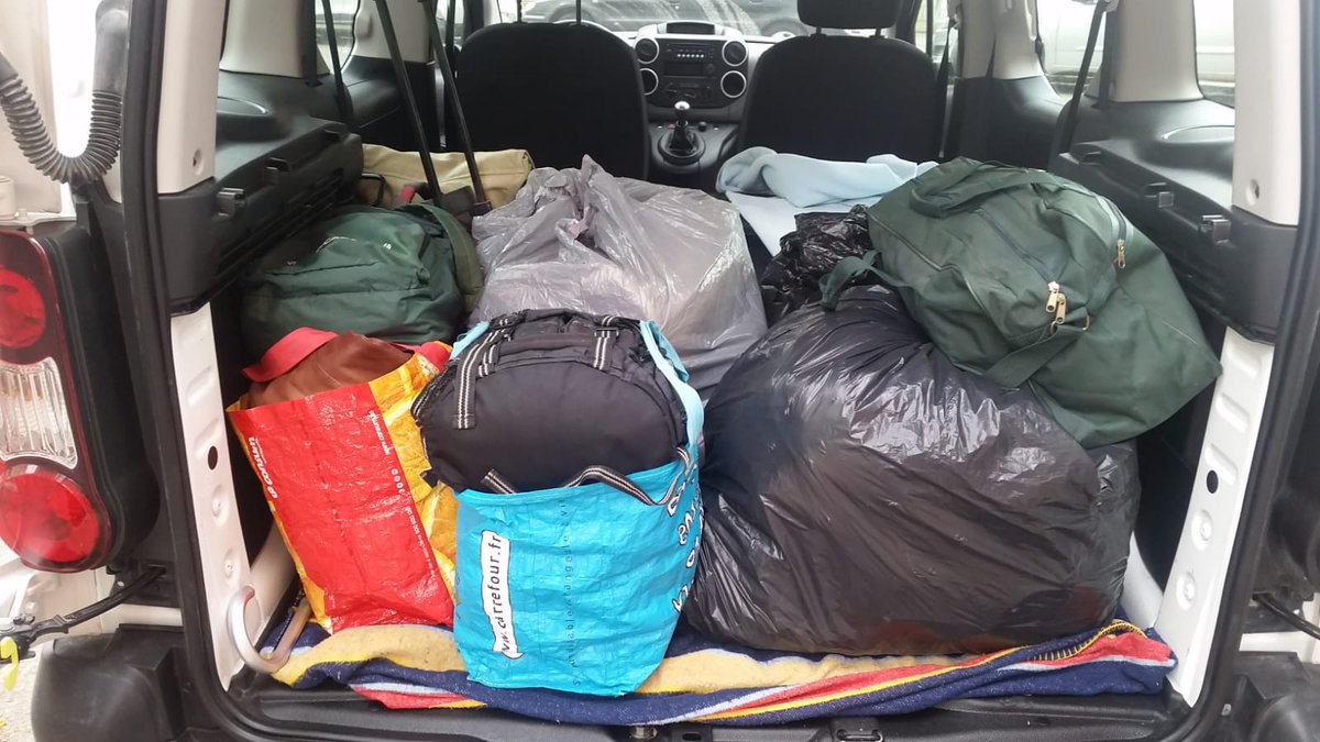 Moltes gràcies @somnexes i Associació Llum pel munt de roba que ens heu dut 😍... però sabem que durarà poc. Encara que no ho sembli... ja estem a la primavera, toca fer revisió d’armaris, no creus? 😉