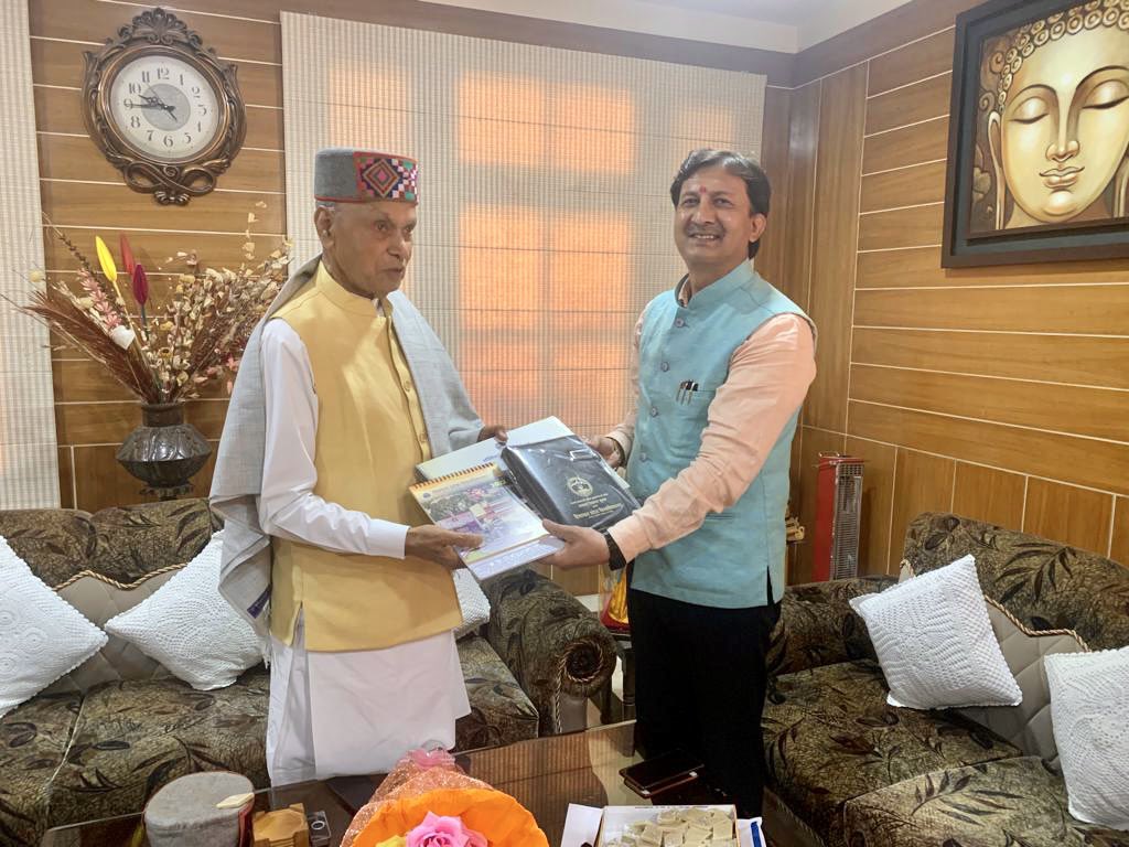 DhumalHP's tweet photo. राज्यसभा के नव निर्वाचित सदस्य प्रो सिकंदर कुमार जी शिष्टाचार भेंट के लिए समीरपुर आए स्वागत एवं धन्यवाद। https://t.co/KXz06lj5wZ