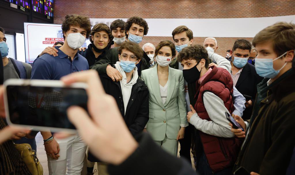 IdiazAyuso's tweet photo. España no se puede permitir 17 regulaciones, licencias, certificaciones, permisos o tasas distintas.

Ayer conocimos que los españoles están un 10% más empobrecidos.

Bajos impuestos y menos burocracia y endeudamiento: no hay otro camino. https://t.co/1ww89OCMwx