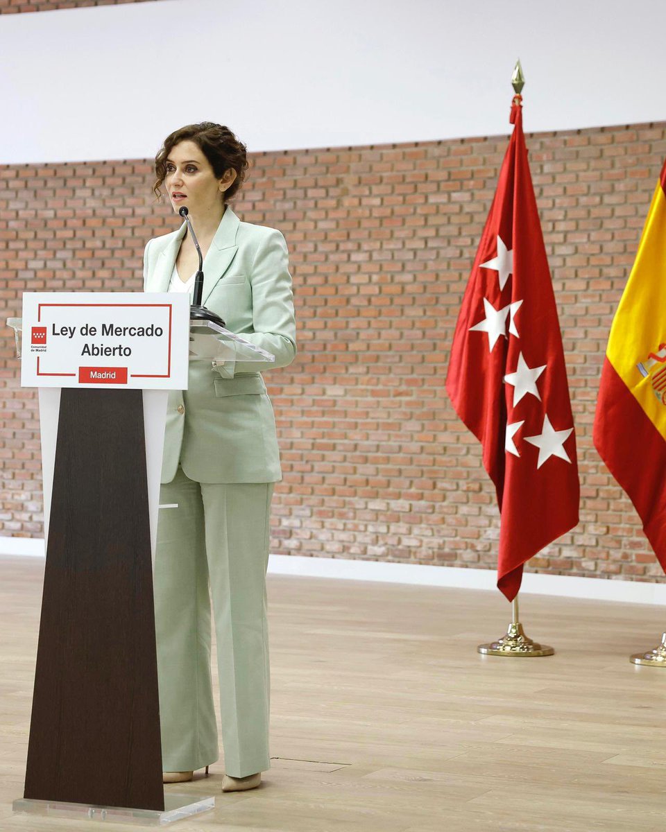 IdiazAyuso's tweet photo. España no se puede permitir 17 regulaciones, licencias, certificaciones, permisos o tasas distintas.

Ayer conocimos que los españoles están un 10% más empobrecidos.

Bajos impuestos y menos burocracia y endeudamiento: no hay otro camino. https://t.co/1ww89OCMwx