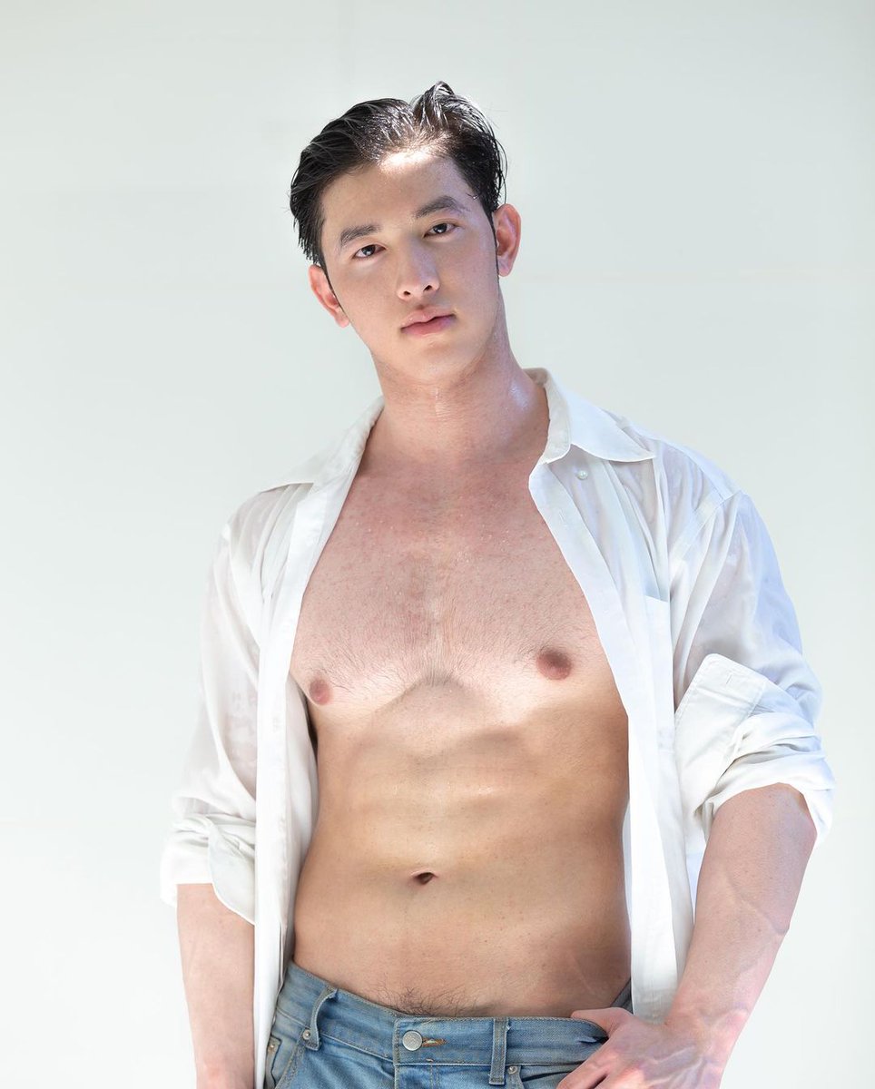 THEHYPEDBAES's tweet photo. HIS BODY IS SO BIG AND THICC LIKE DAMN. HIS MILKY WHITE SKIN, HIS BICEPS AND LOOK AT THOSE PECS. YUMMM! https://t.co/IvrSl2rjTI