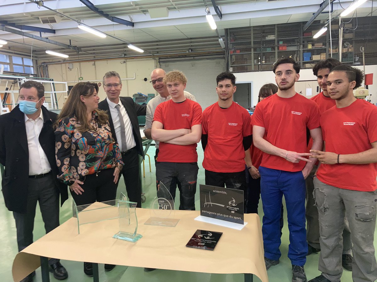 unss76's tweet photo. Mise à l’honneur des élèves du lycée @palissy en présence de @dianedenavacelle de Coubertin, des cadres #unss27 et #unss76 pour leur réalisation des #trophees en verre du #parcours de la #gymnasiade
@dsden76 @ac_normandie https://t.co/8IVY0VUPya