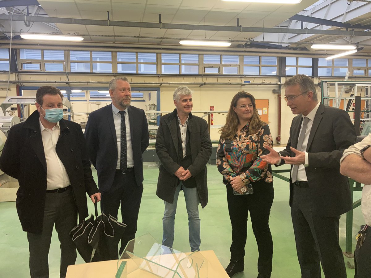 unss76's tweet photo. Mise à l’honneur des élèves du lycée @palissy en présence de @dianedenavacelle de Coubertin, des cadres #unss27 et #unss76 pour leur réalisation des #trophees en verre du #parcours de la #gymnasiade
@dsden76 @ac_normandie https://t.co/8IVY0VUPya