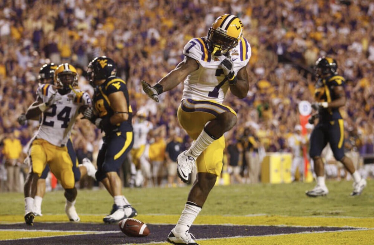 AndyStaples's tweet photo. Are you an NIL collective looking to buy some players? We know you’re going to take wild risk on QBs, so how do you hedge? Which position group should you target?

I examined 15 classes of 5-star recruits to find your safest bets. https://t.co/PZqEd975kJ https://t.co/KD9Ne9K8pT