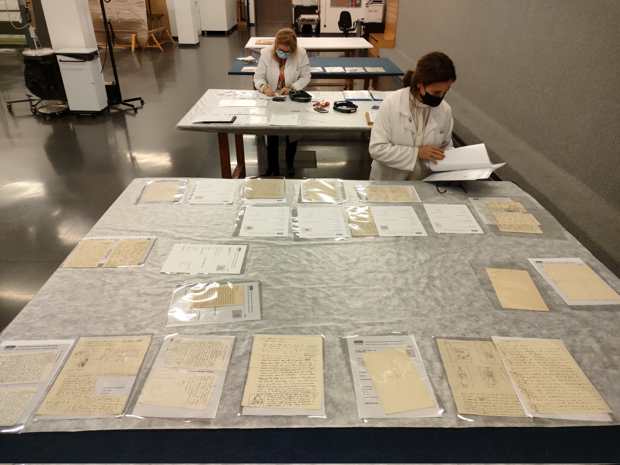 Fotos del proceso para la exhibicion Cartas de artistas en la colección de Anne-Marie Springer en el Museo Thyssen-Bornemisza | imágenes de Twitter de la pagina Restauración Thyssen