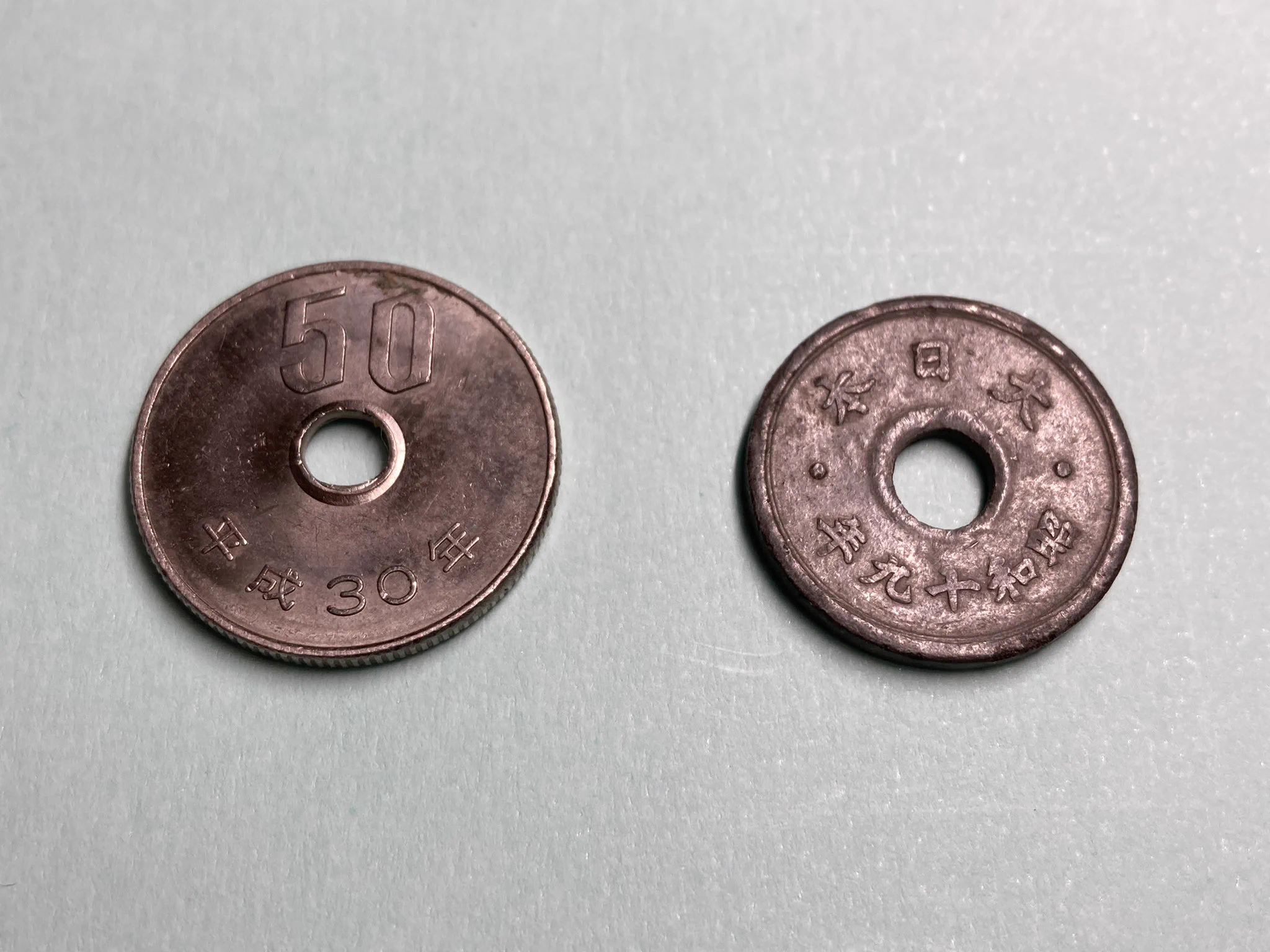 お釣りでもらった50円玉…よく見たら78年前の十銭だった！