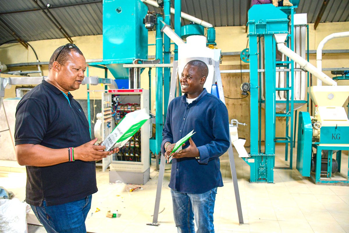 GDUDelivery's tweet photo. In a bid to support local manufacturers and the youth, PDU Secretary @andrew_wakahiu1 visited Milele Premium Maize Mill in Chaka, Nyeri County that has a capacity to produce 20 tonnes of maize flour per day. The enterprise has employed 15 full and part time staff. 
#KenyaMbele https://t.co/g9qluGclAt