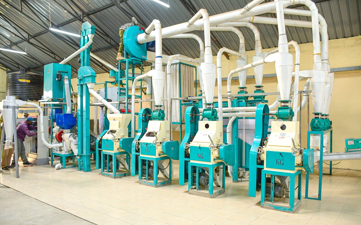 GDUDelivery's tweet photo. In a bid to support local manufacturers and the youth, PDU Secretary @andrew_wakahiu1 visited Milele Premium Maize Mill in Chaka, Nyeri County that has a capacity to produce 20 tonnes of maize flour per day. The enterprise has employed 15 full and part time staff. 
#KenyaMbele https://t.co/g9qluGclAt