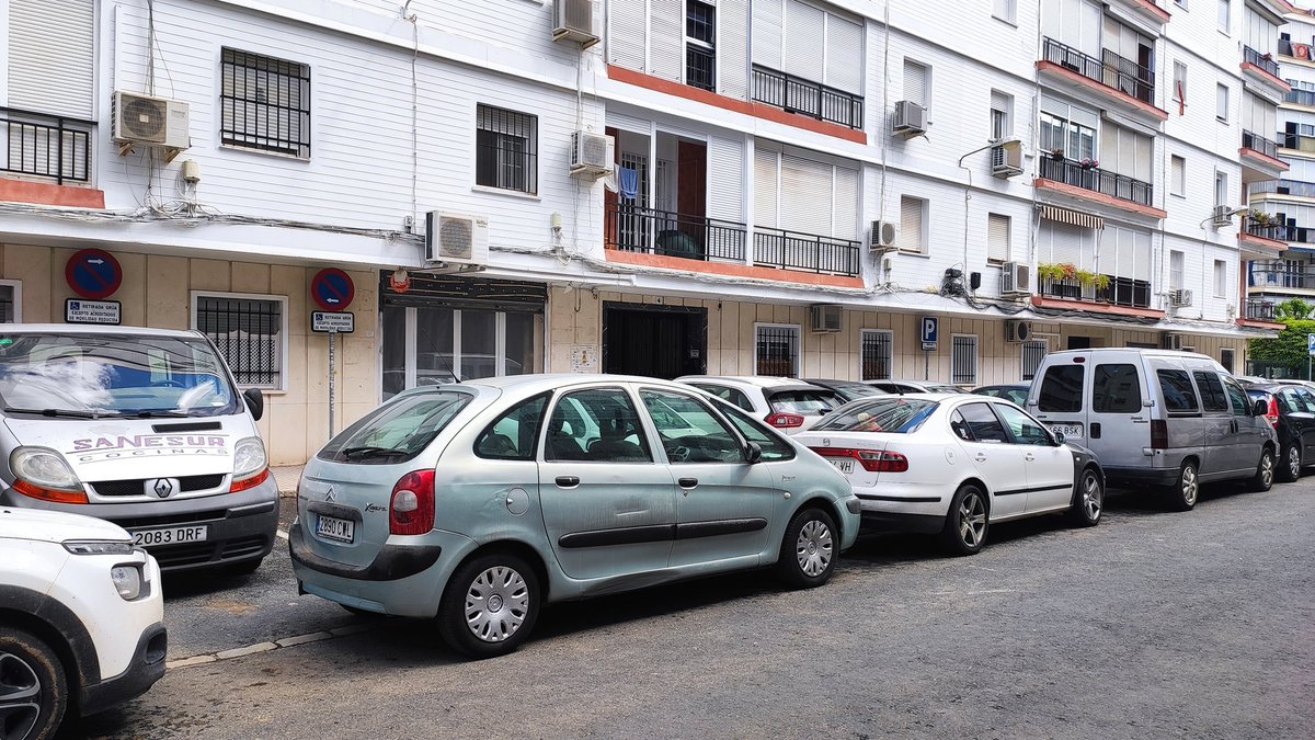Nazareth_PG's tweet photo. ¿Cómo se supone que entra un coche de una persona con #movilidadreducida? @PoliciaSevilla @Ayto_Sevilla @COCEMFESEVILLA C/Lamarque de Novoa https://t.co/Um9a32SBce