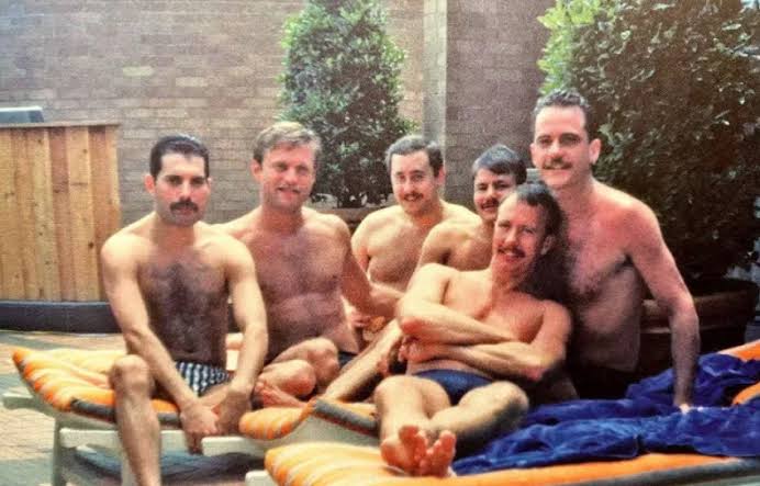 rgtylr's tweet photo. "só acredito pq tem imagens" uma thread sobre coisas do Queen que até hoje não acredito que aconteceu mesmo 

1- freddie e seus machos IDÊNTICOS https://t.co/T28ep7OOqk