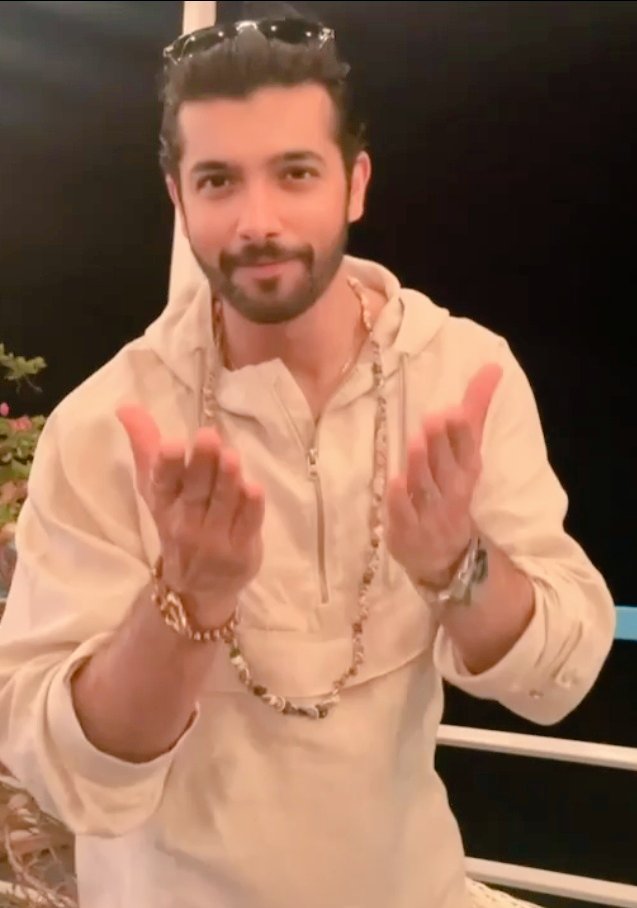 ChandaVarma13's tweet photo. We want more pics in this hoodie Mr. Malhotra ji ❤️❤️ bade hi cool andaz me h janab 🔥🔥❤️  
#SharadMalhotra https://t.co/aVBkJ9POVx