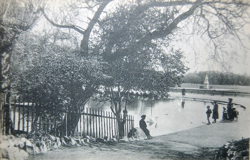 Hull_Museums's tweet photo. A view of Pearson Park, Hull showing the lake with a wooden fence around part of it, c.1900. #OldHull #ThrowbackThursday https://t.co/oWLPScHKqB