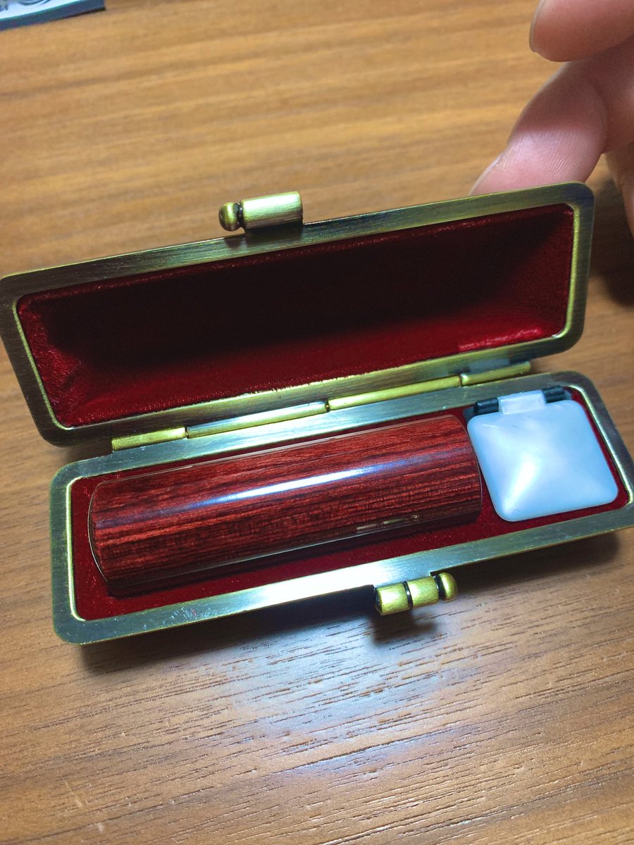 vapeneko's tweet photo. 43年生きてきて初めて実印っぽい実印を作った☺️
18mmのゴッツイやつ、存在感半端ない。

フィリピンmodにありそうな素材だなぁと思うってことは、まだVAPE脳は健在だって事か🤔 https://t.co/yG7QTqG4Jd