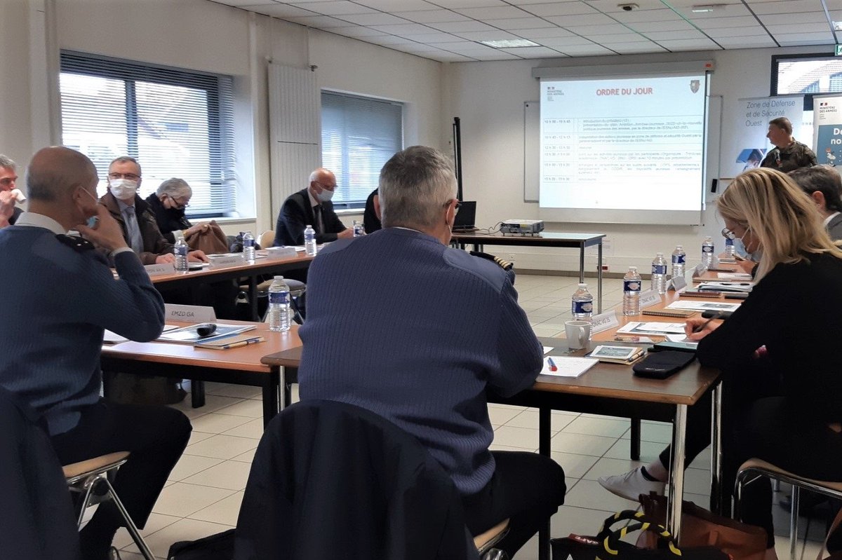 armeeszoneouest's tweet photo. Aujourd’hui, à #Rennes, lancement du nouveau comité annuel de direction zonal #jeunesse organisé en concertation avec l’#ESNJ -NO
Dans le cadre du plan Ambition Jeunesse - 2022 du #MINARM, cette réunion est pilotée par l’#EMZD de Rennes (zone #Ouest)
#NotreDéfense #Arméesjeunesse https://t.co/RYE4vcz10r
