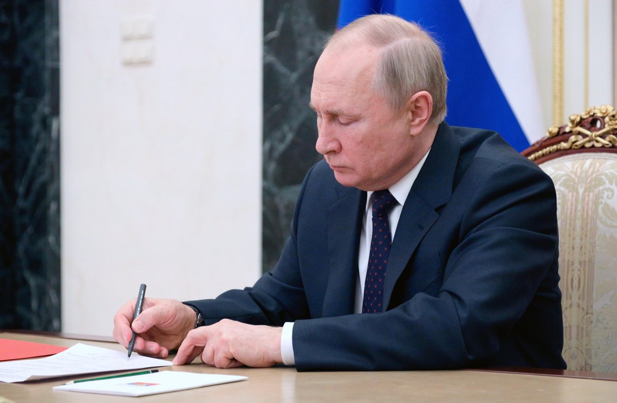 Agenzia_Ansa's tweet photo. UCRAINA | Putin firma un decreto per coscrivere 134.500 persone dall'1 aprile al 15 luglio. Lo riporta l'agenzia russa Ria Novosti. #ANSA https://t.co/6CKdp4BKUD https://t.co/poIU0t0dOj