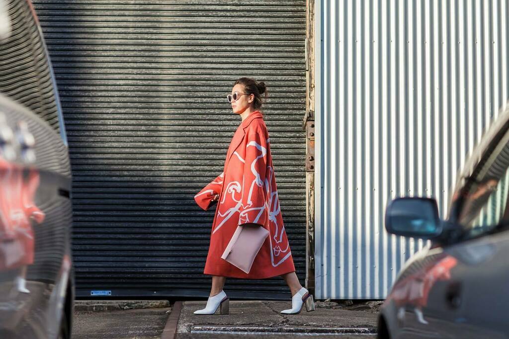 brigadeirocc's tweet photo. #tbt as I wonder whether I should break my sabbatical from Australian Fashion Week (it’s been so many years since my last one).

📷 by super fly @yourensemble (I can’t get over the reflection on both cars, anyone else?). 

🇺🇦 label @chakshyn worn here… https://t.co/ju3jrLB97n https://t.co/xloM5SzZAI