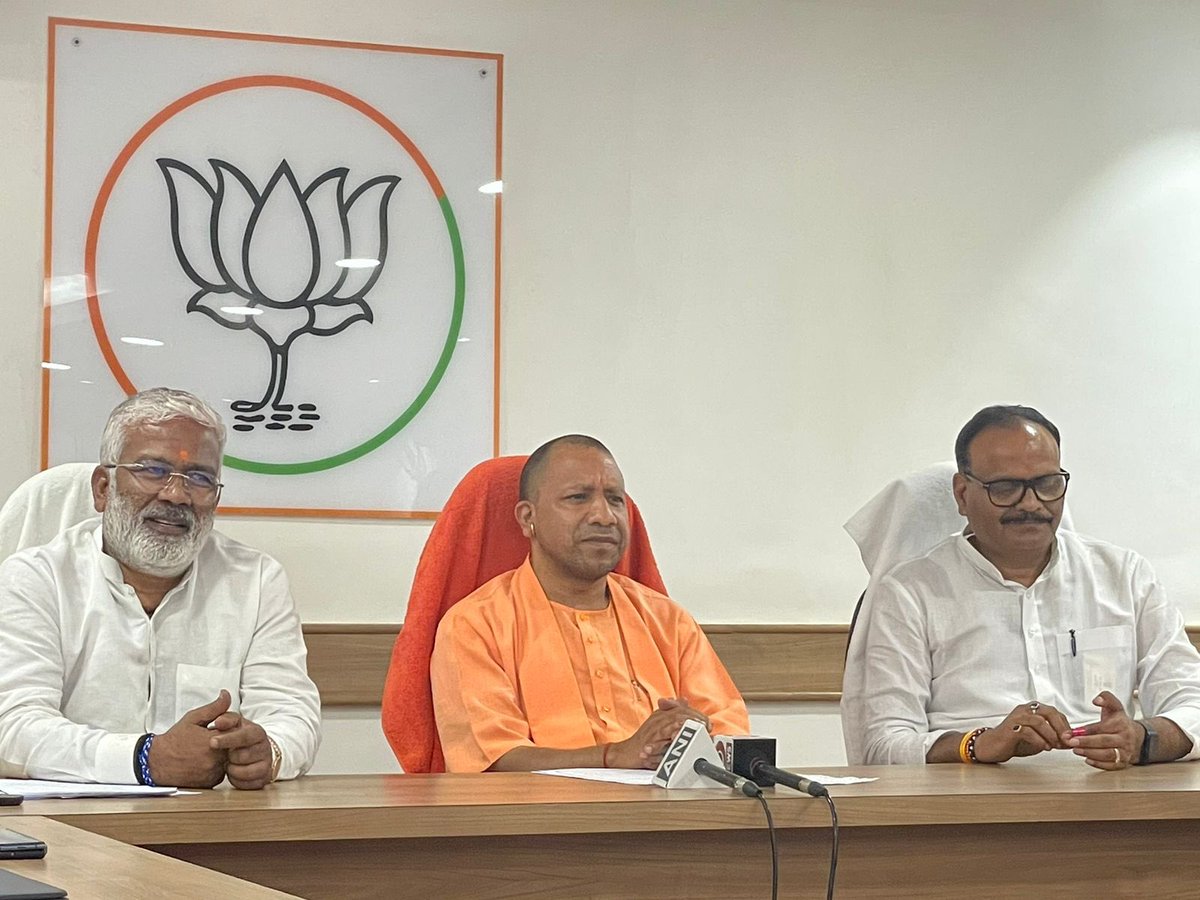 फ़्रेम कुछ बदला-बदला सा लग रहा है ! 
वो नज़र नहीं आ रहे।