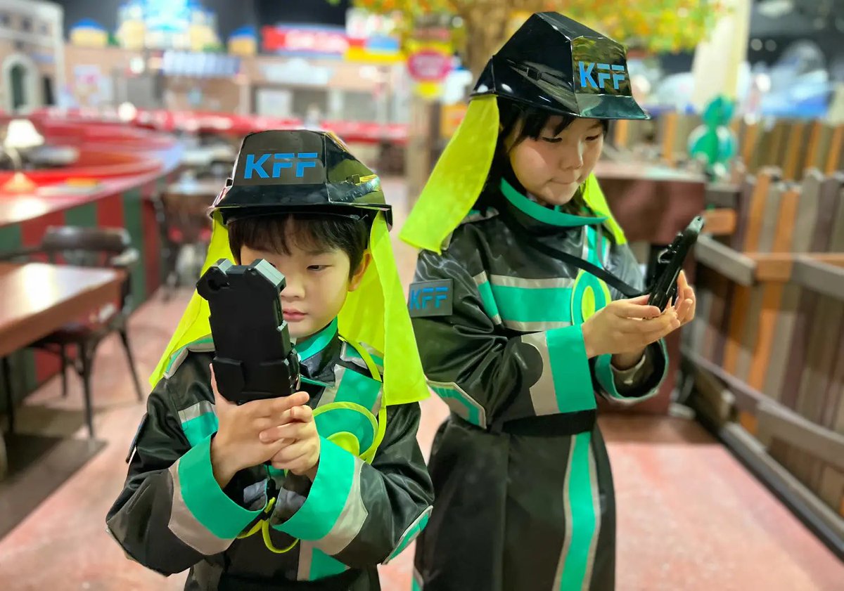 kiyossy0715's tweet photo. 開発担当したアトラクション「イマーシブ ファイアファイター」
本日よりオープン！
遊んでくれてる子供たちの勇姿を見届けてきました。

ガジェットやAR演出は〝本当に未来に存在する特殊装置″感にこだわって、SFテイストにかっこよく仕上げてます。
https://t.co/zHurXIldxW https://t.co/fy1sSXintV
