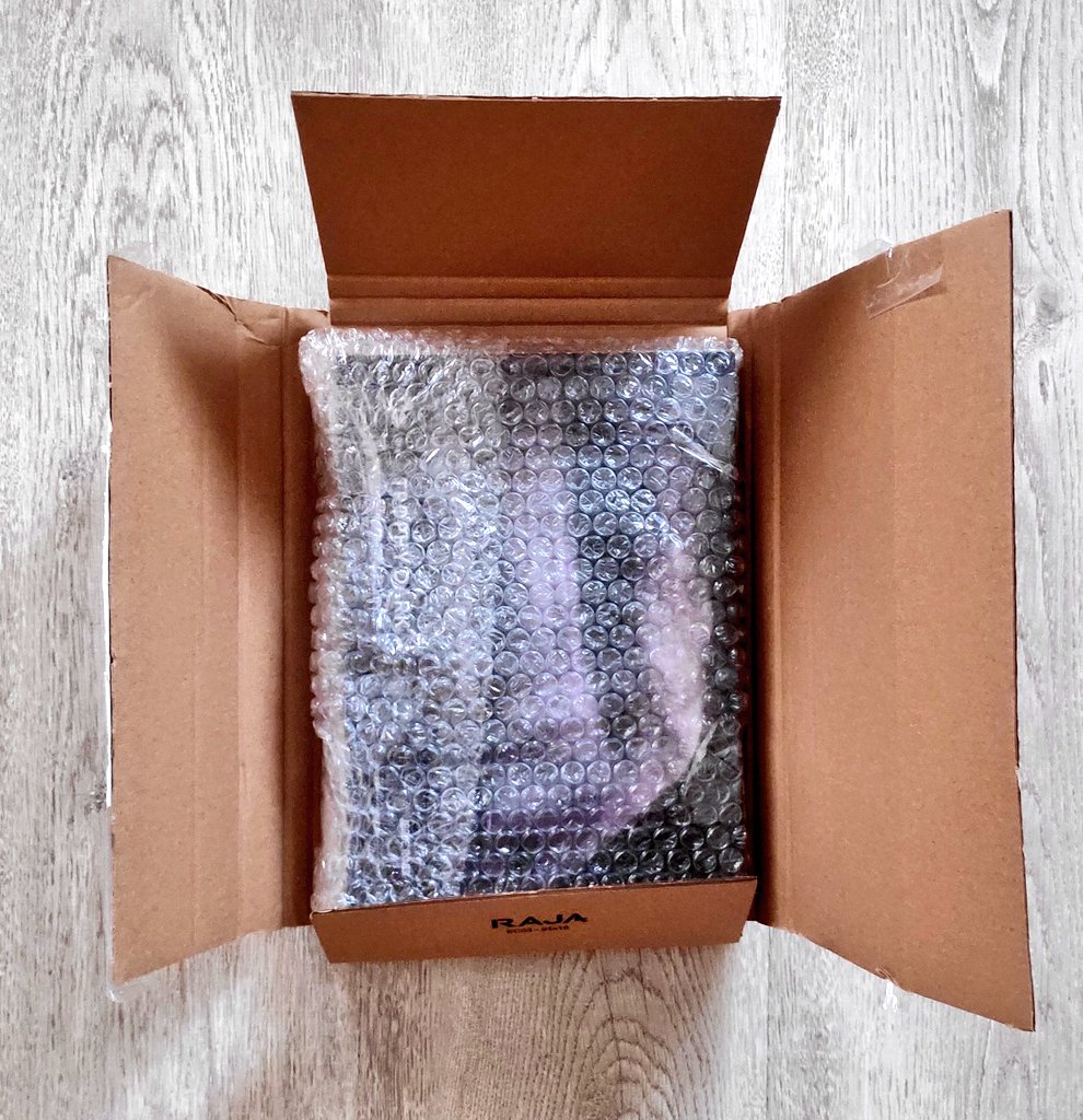 JonOtroviento's tweet photo. Hoy he salido antes de trabajar, llego a casa y me encuentro con un repartidor que me trae esto. Está siendo un buen jueves 😅 #rol #miniunboxing  un libro muy bonito @TheHillsPress https://t.co/xvTaiud9Tt