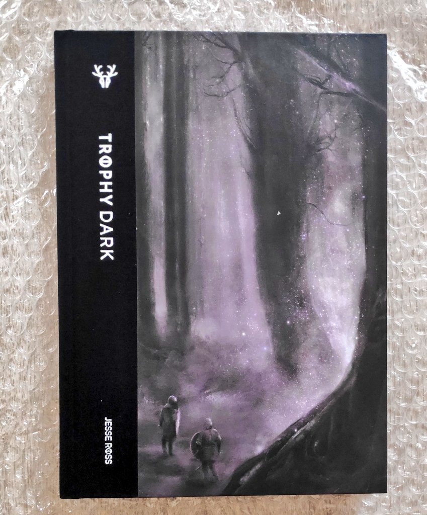 JonOtroviento's tweet photo. Hoy he salido antes de trabajar, llego a casa y me encuentro con un repartidor que me trae esto. Está siendo un buen jueves 😅 #rol #miniunboxing  un libro muy bonito @TheHillsPress https://t.co/xvTaiud9Tt