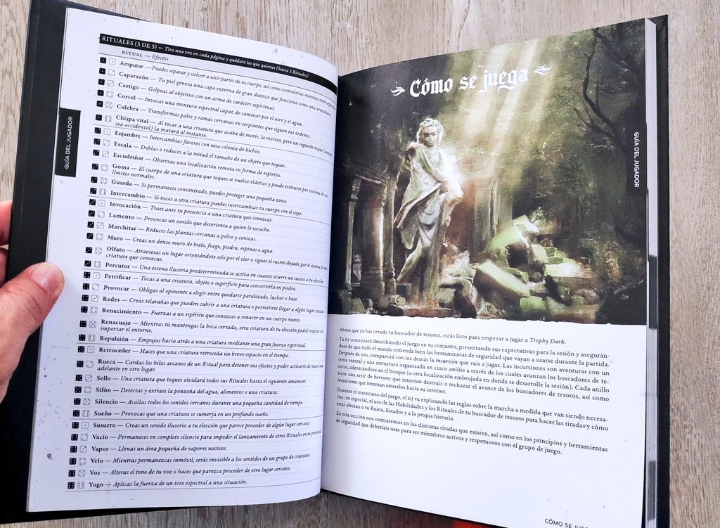 JonOtroviento's tweet photo. Hoy he salido antes de trabajar, llego a casa y me encuentro con un repartidor que me trae esto. Está siendo un buen jueves 😅 #rol #miniunboxing  un libro muy bonito @TheHillsPress https://t.co/xvTaiud9Tt