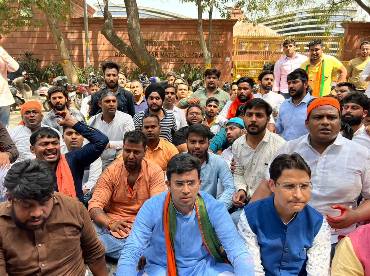 ajay0561's tweet photo. #KejariwalMaffiMaango
कश्मीरी हिंदुओं का ये अपमान, नहीं सहेगा हिंदुस्तान. https://t.co/2pzUKO8wTN