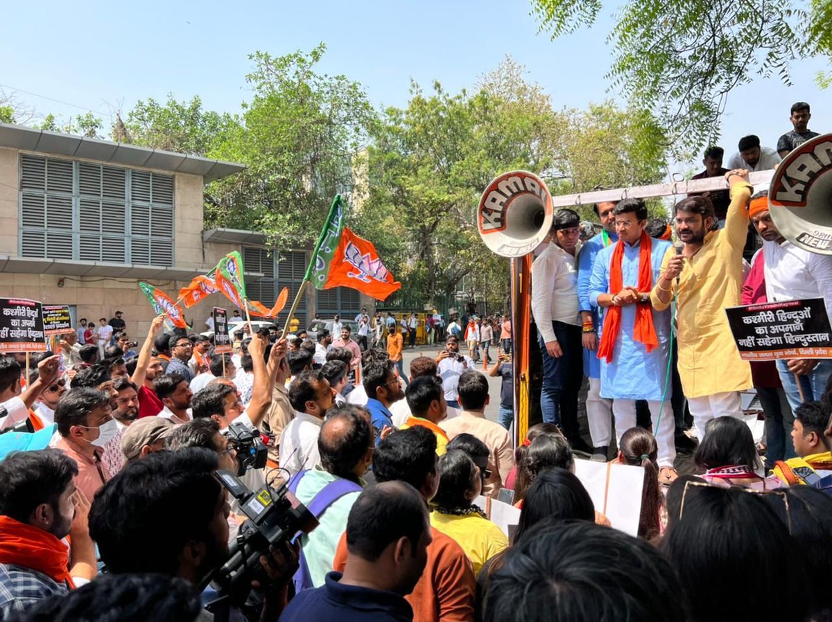 ajay0561's tweet photo. #KejariwalMaffiMaango
कश्मीरी हिंदुओं का ये अपमान, नहीं सहेगा हिंदुस्तान. https://t.co/2pzUKO8wTN
