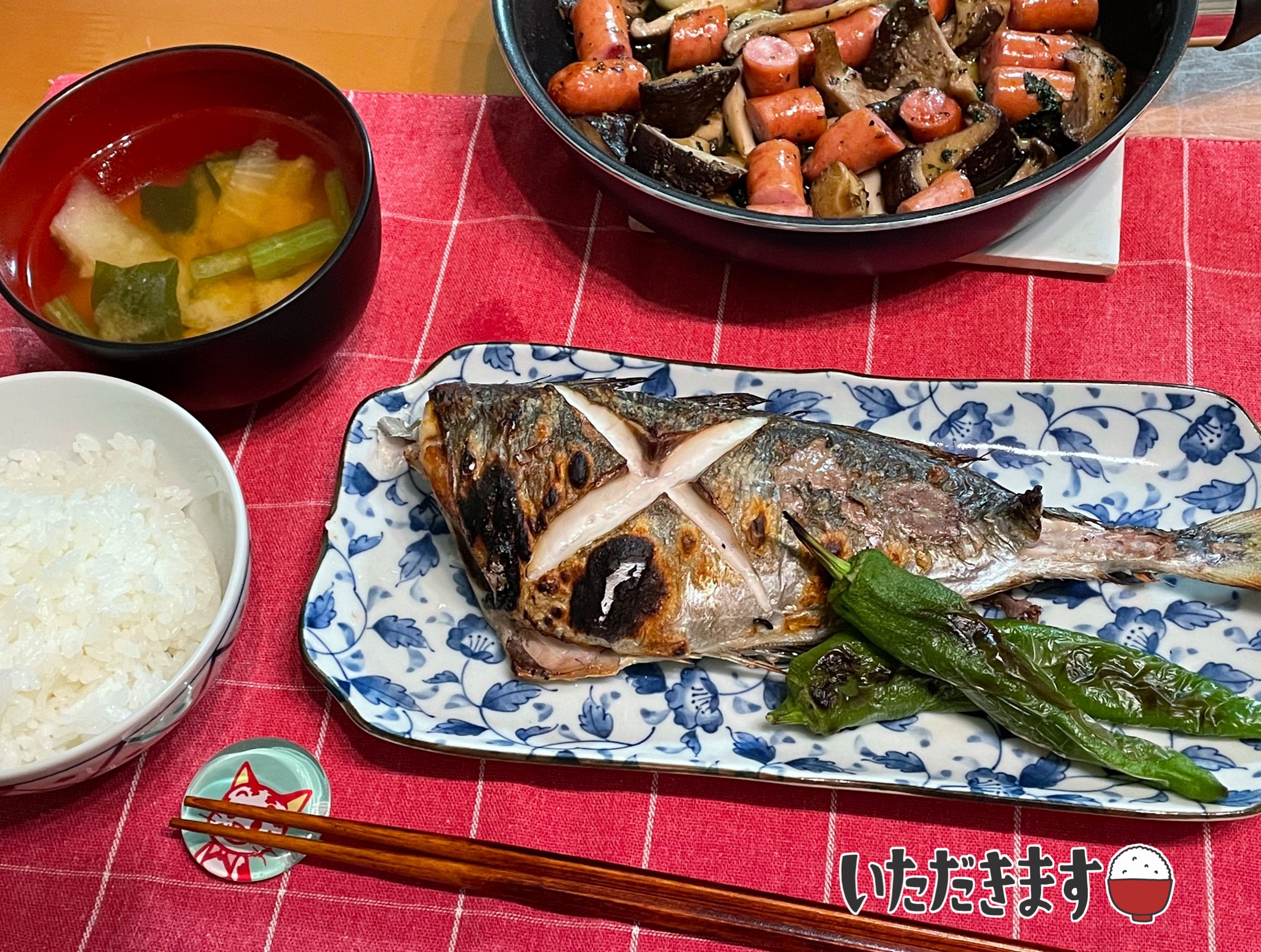 やんみさ 今日の晩御飯 鯵の塩焼き きのことソーセージのアヒージョ 味噌汁 煮物 大きな鯵が安くて美味しかった T Co Av98mobm Twitter