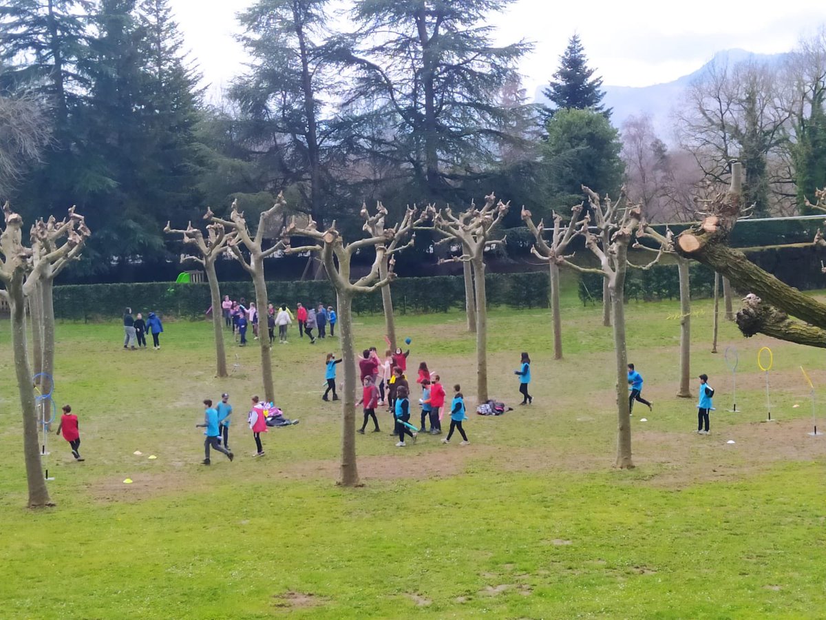 ie_martamata's tweet photo. Els/les alumnes de 5è hem anat de colònies a La Devesa de Rupit i hem passat el matí jugant amb anglès!  #priIEMM https://t.co/L1j47L052E