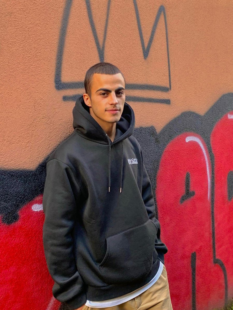 O amanhã é ilusório, o ontem já não existe mais
O teu presente é o que importa, faça a escolha certa e não olhe pra trás
Hoje eu pago o preço, paro e penso, já não corro, luto e venço
Agradeço, reconheço, que a pista é salgada e que o clima é tenso