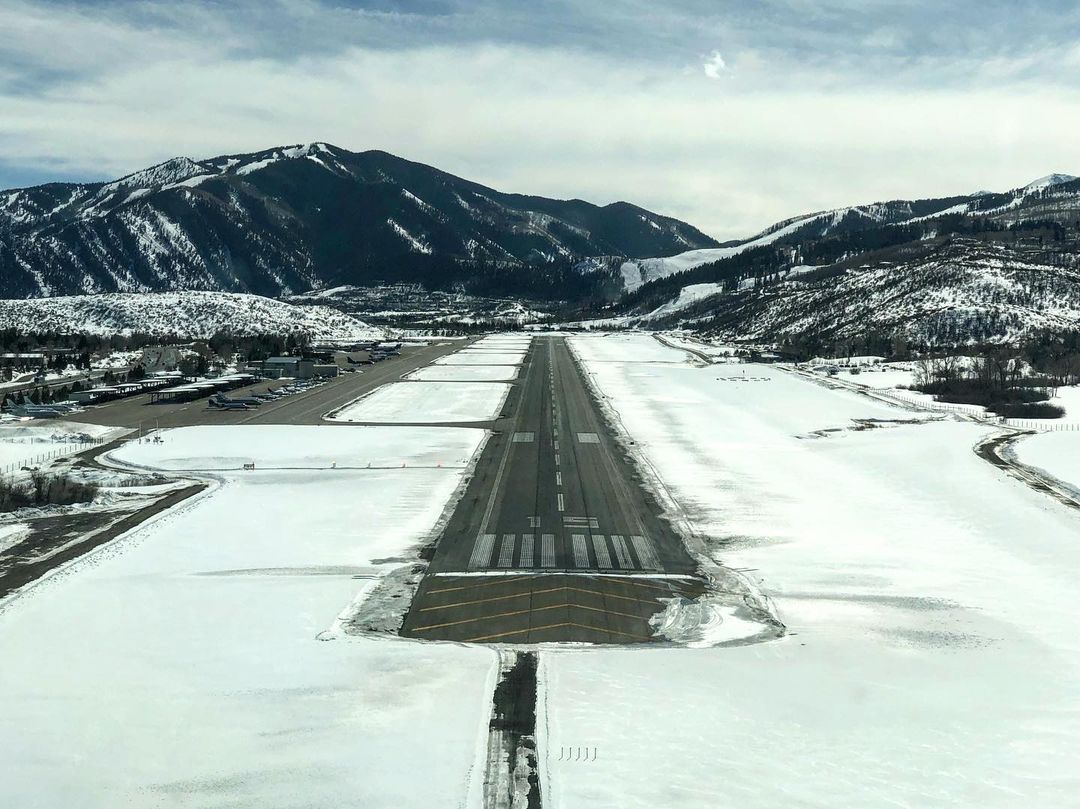STACKaero's tweet photo. Unusual Airport Runways: Aspen/Pitkin County Airport (ASE) runway at an elevation of 8,000 ft (2,375 m). > 50% of flights landing are private. 

Mountains on both sides, ever-changing wind conditions and low visibility make the approach into ASE famously challenging. https://t.co/GqP9t2QpfG