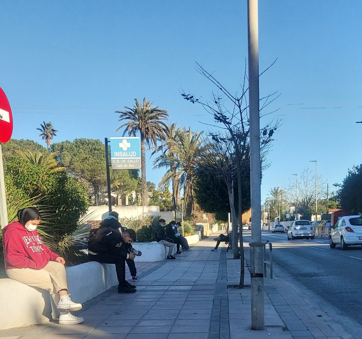 EvaRuiZamora's tweet photo. 🚍🧡 Gracias al equipo de gobierno de @DeTalaia y a la oposición por aprobar por unanimidad nuestra moción @CsSantJosep para instalar de manera urgente una marquesina en la parada 7017. Los usuarios del centro de salud lo necesitaban!!! #PoliticaÚtil. https://t.co/wiHVgkUQIV