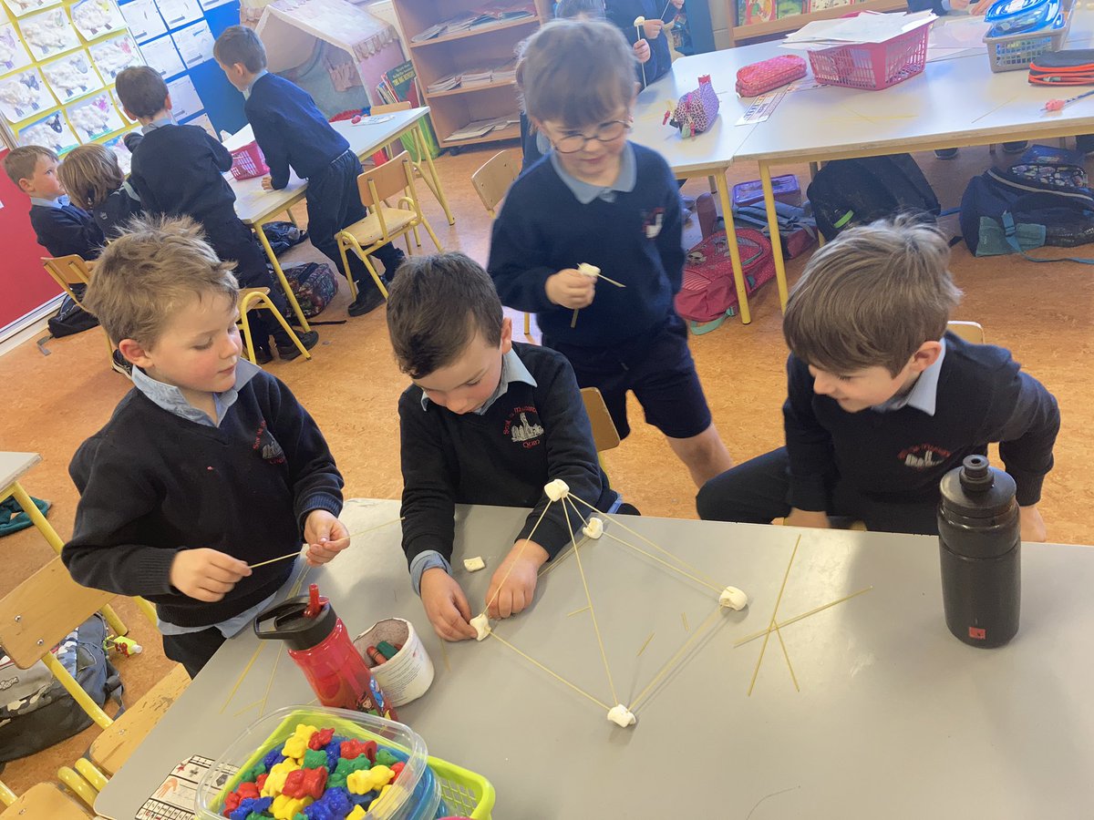 MissSDaffy's tweet photo. Todays problem solving challenge was to see who could build the tallest marshmallow tower! There was lots of teamwork and discussion needed for this one! @STEAM_Clare @ClareEdCentre @ns_quin https://t.co/18nVcYgIXQ